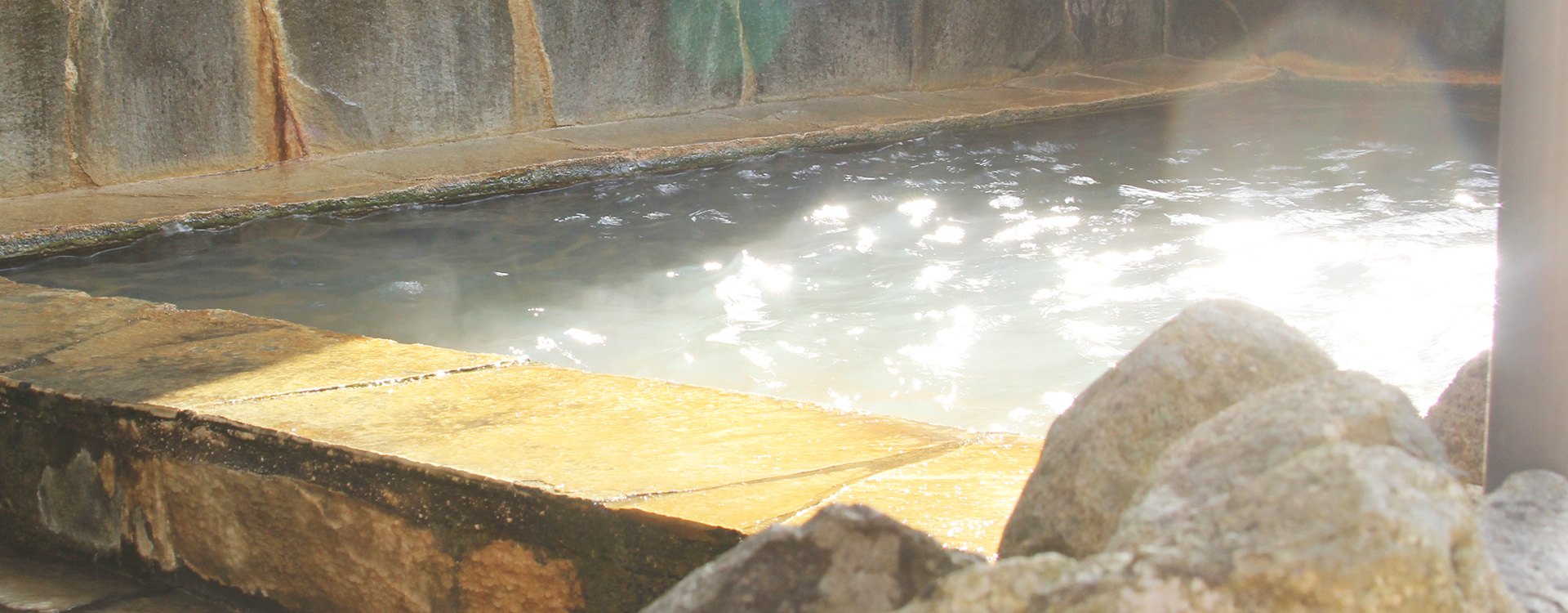 濁河温泉 湯元館 — 下呂市小坂町 · 標高1800m、鉄分で茶褐色に濁る炭酸水素塩泉の露天