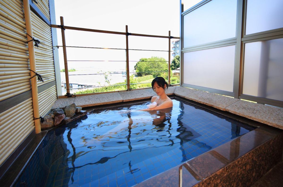 おごと温泉 びわこ緑水亭 — 大津市雄琴 · 琵琶湖を望む露天風呂付客室