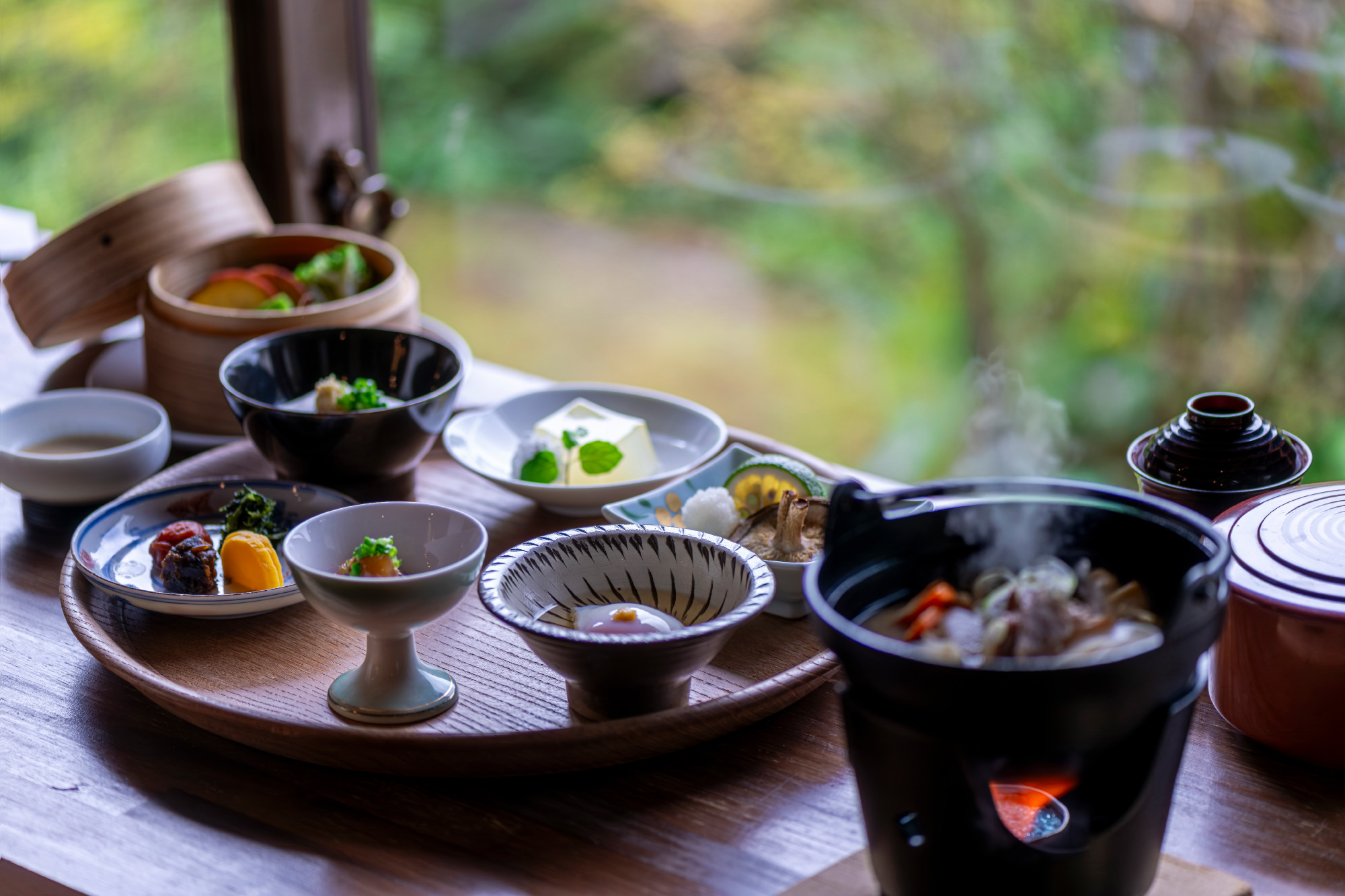 岡本屋 — 別府市明礬・地獄蒸しを軸にした夕餉 · 温泉の蒸気で蒸し上げるおおいた和牛と季節野菜