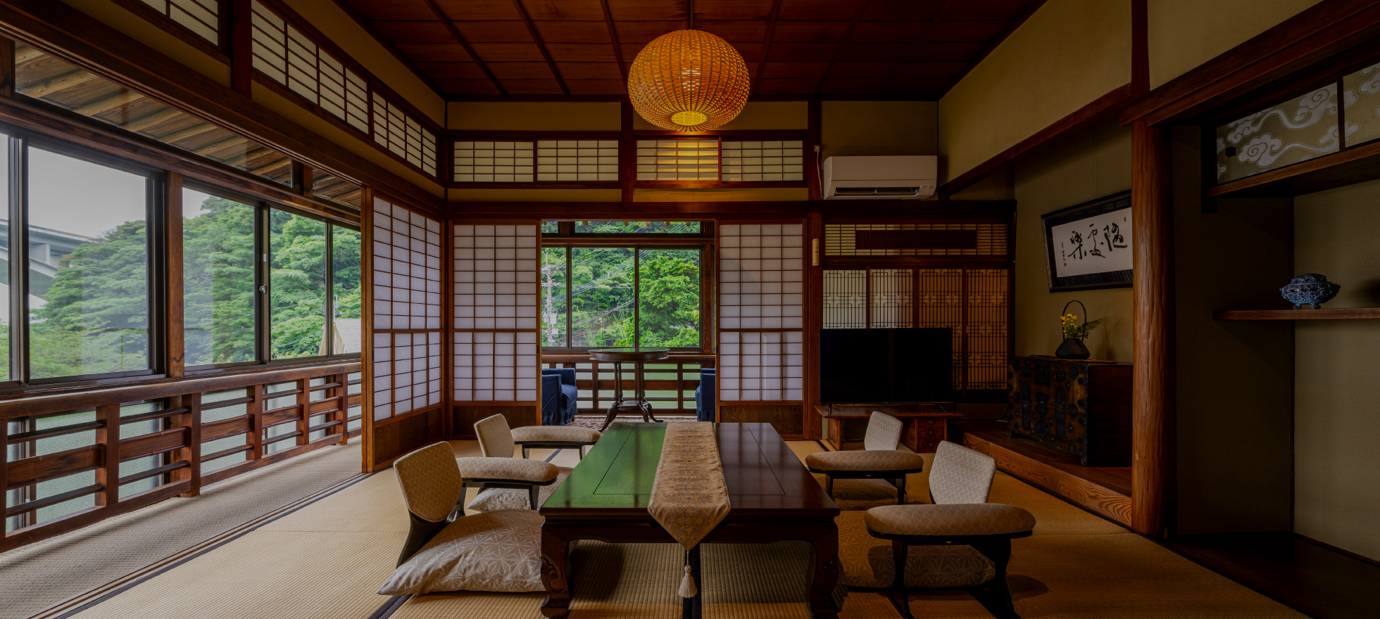 岡本屋 — 別府市明礬・広縁を備えた和室 · 明治八年創業の木造旅館に残る昭和の設え