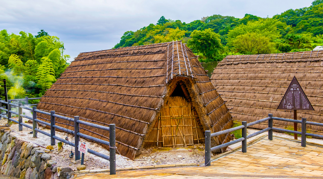 別府明礬温泉の湯の花小屋 — 藁葺き屋根の下で噴気と青粘土から湯の花の結晶を育てる、国指定重要無形民俗文化財の製造施設