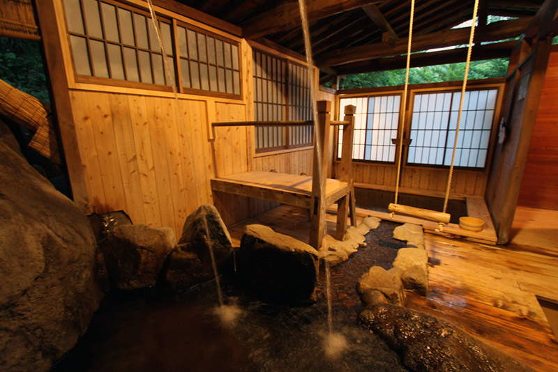 槍見の湯 槍見舘 — 蒲田川沿いに配された貸切露天のひとつ