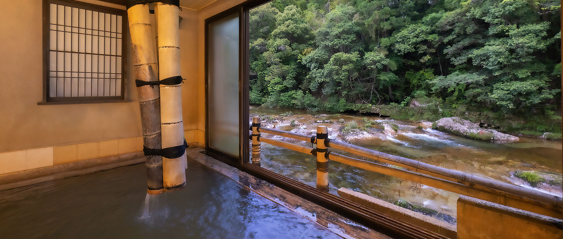 はづ別館 — 愛知・湯谷温泉 · 大正ロマン民芸調の14室、宇連川を望む岩風呂と檜風呂