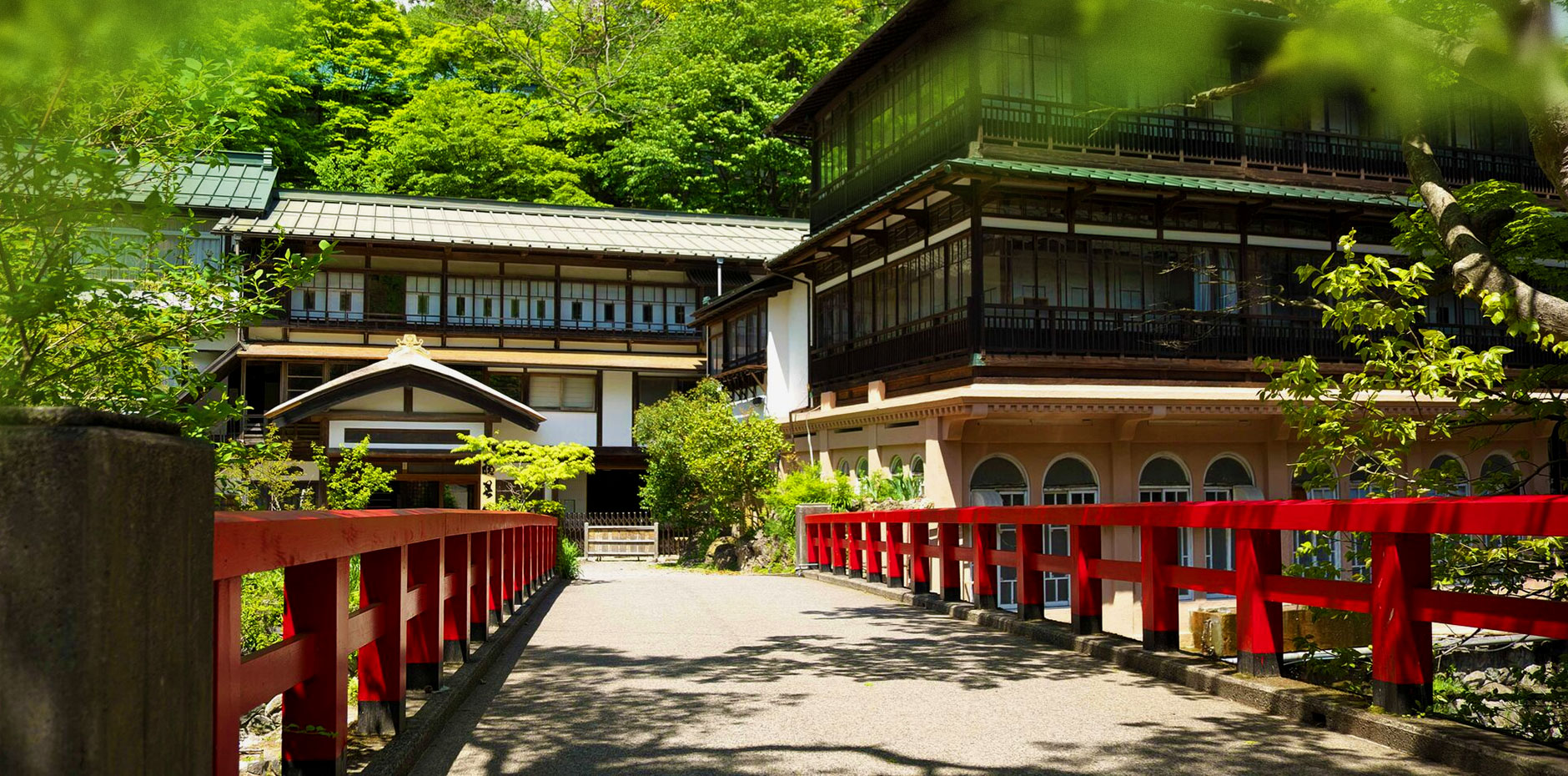四万温泉 積善館本館 — 群馬・中之条町 · 元禄四年築の現存最古の湯宿建築と赤い橋