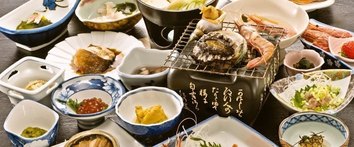 鱗晃荘 — 積丹町入舸町 · 昭和31年創業、島武意海岸を望む全7室の料理宿に供される海の幸の膳
