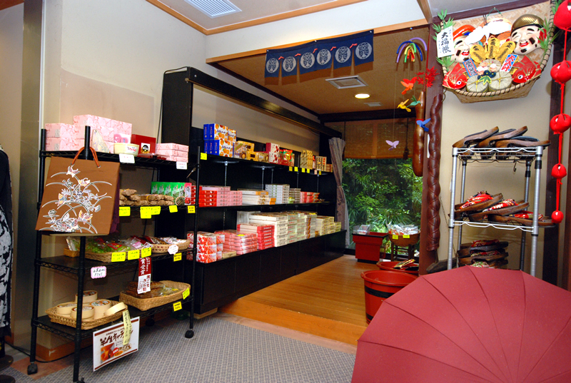龍神温泉 下御殿 — 館内の売店、紀州の土産物と下駄が並ぶ帳場まわり