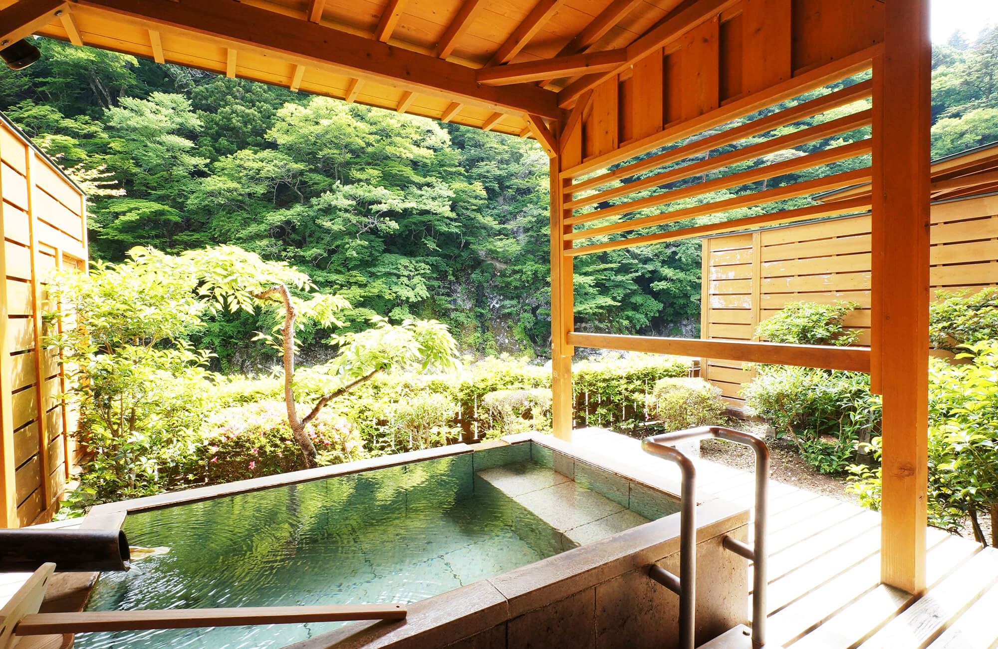 松楓楼 松屋 — 塩原・福渡 · 箒川渓流沿い、趣を違えた十三の客室露天