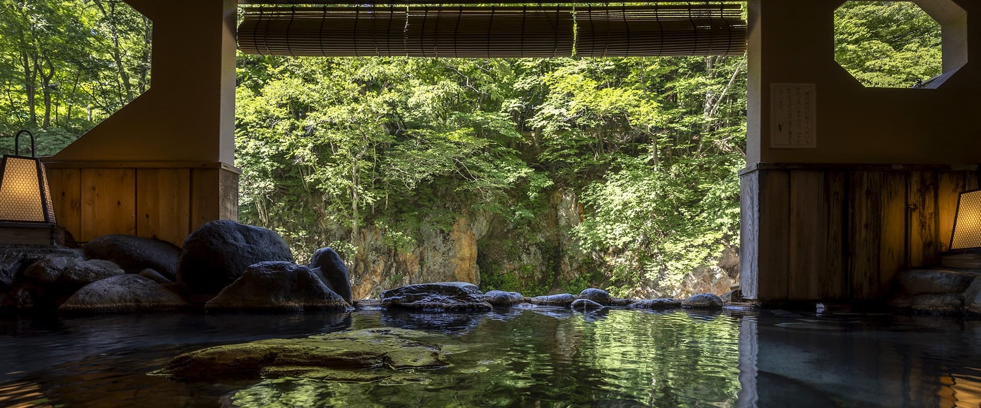 割烹旅館 湯の花荘 — 塩原・門前 · 箒川の渓に張り出す源泉掛け流しの客室露天
