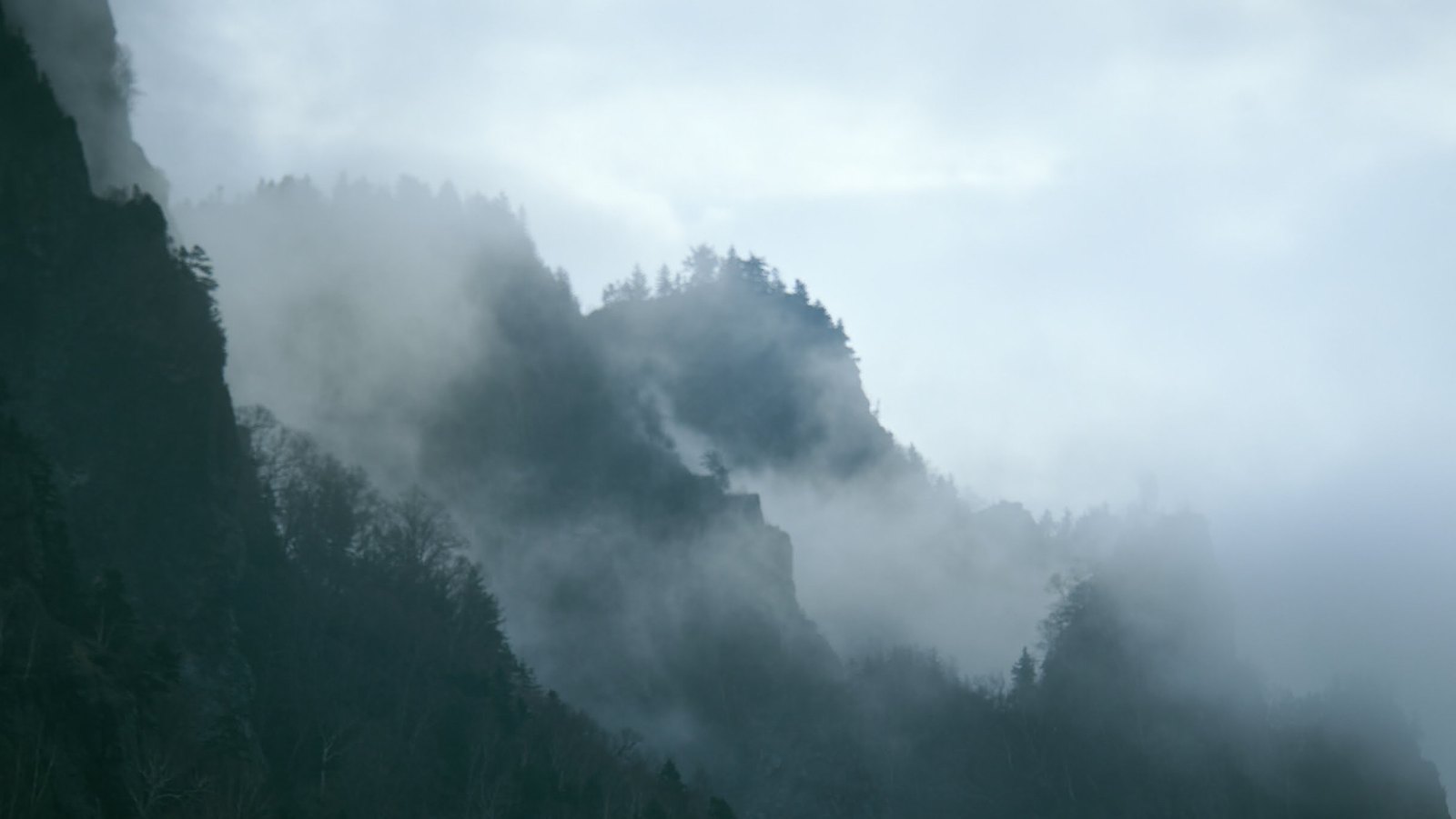 ホテル雲井 — 上川町・層雲峡温泉 · 単純硫黄泉を源泉かけ流しで継ぐ、2025年に再生した湯宿