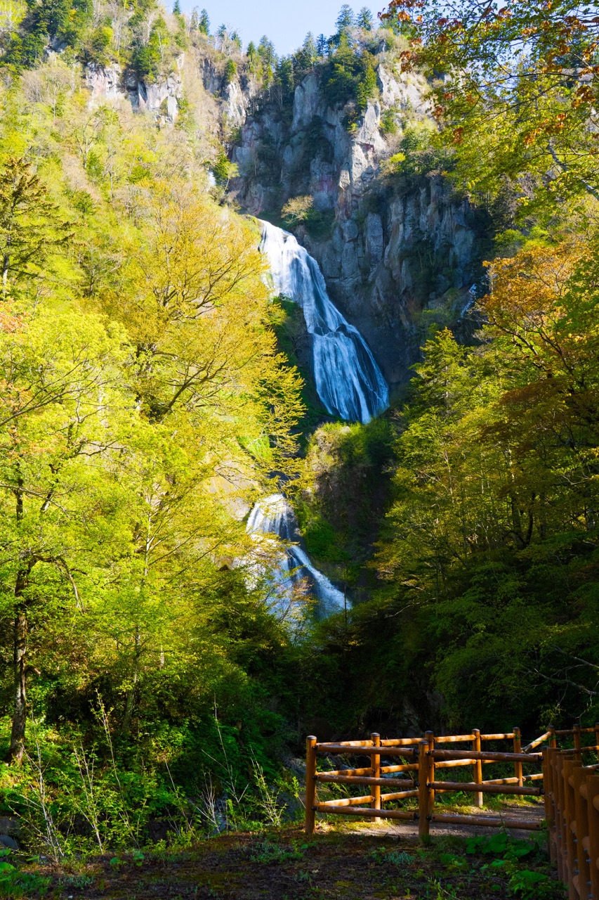 御やど しきしま荘 — 東川町・天人峡温泉 · 日本の滝百選「羽衣の滝」を望む柱状節理の谷の一軒