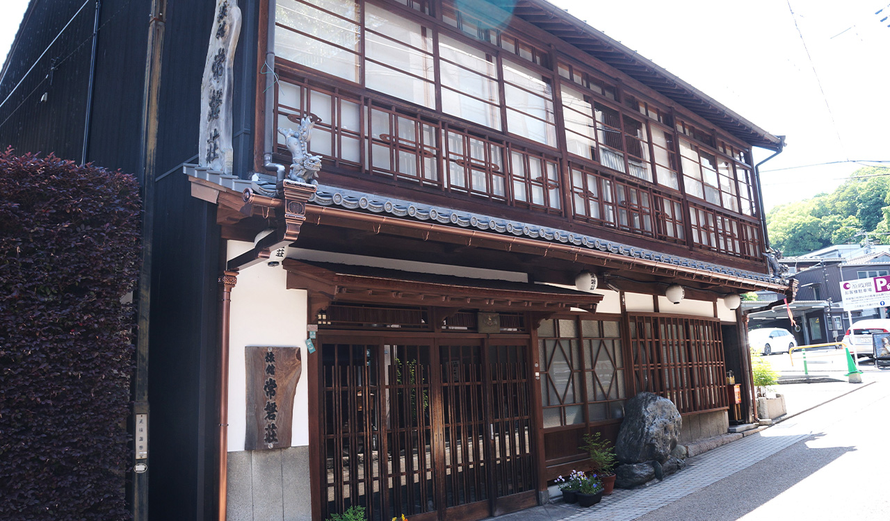旅館 常磐荘 — 松山・道後湯月町 · 大正創業、木造二階の出格子を残す町家旅籠の外観