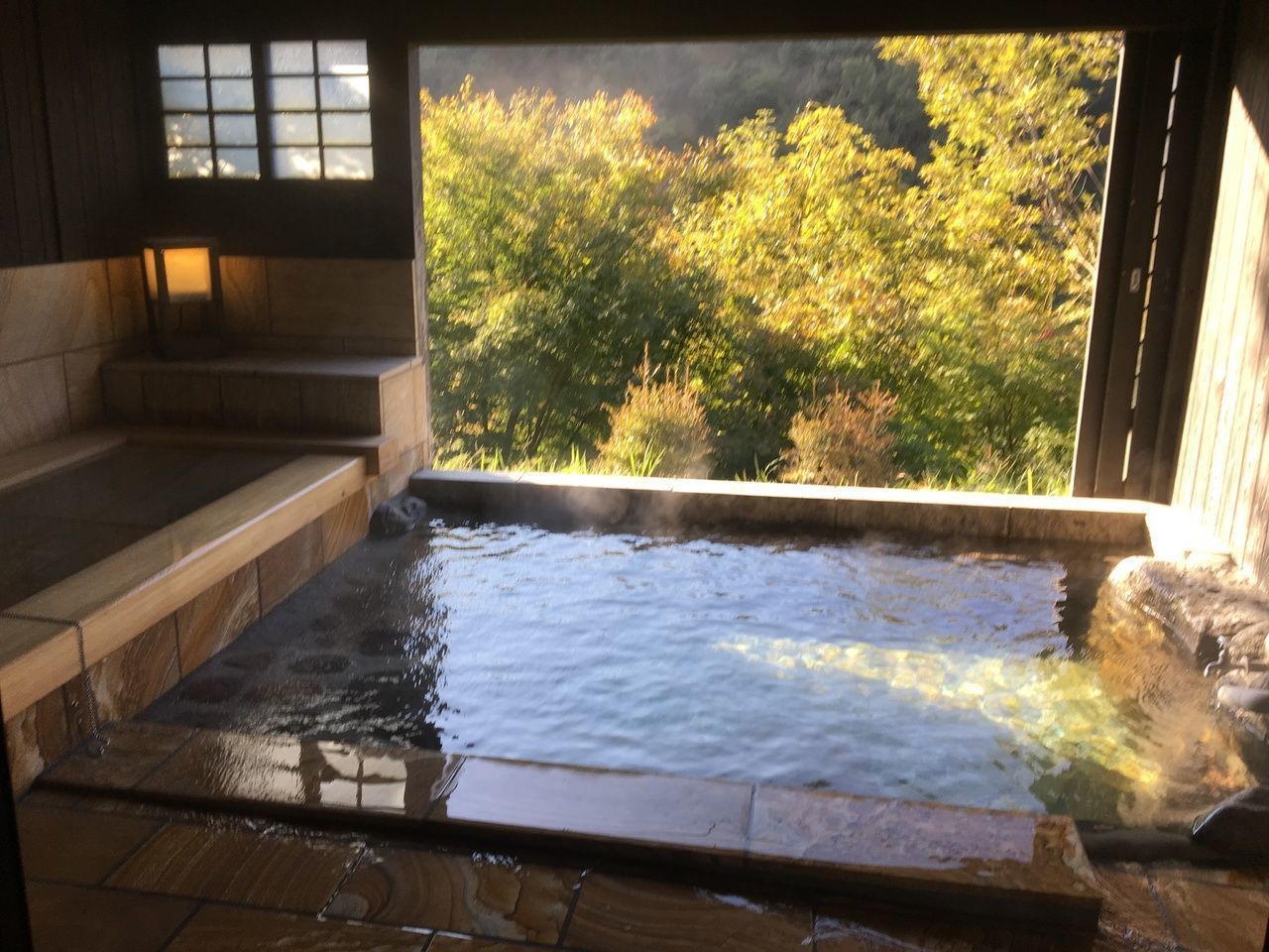くぬぎ湯 — 小国町はげの湯 · 湧蓋山を望む専用露天と源泉かけ流しの独立棟