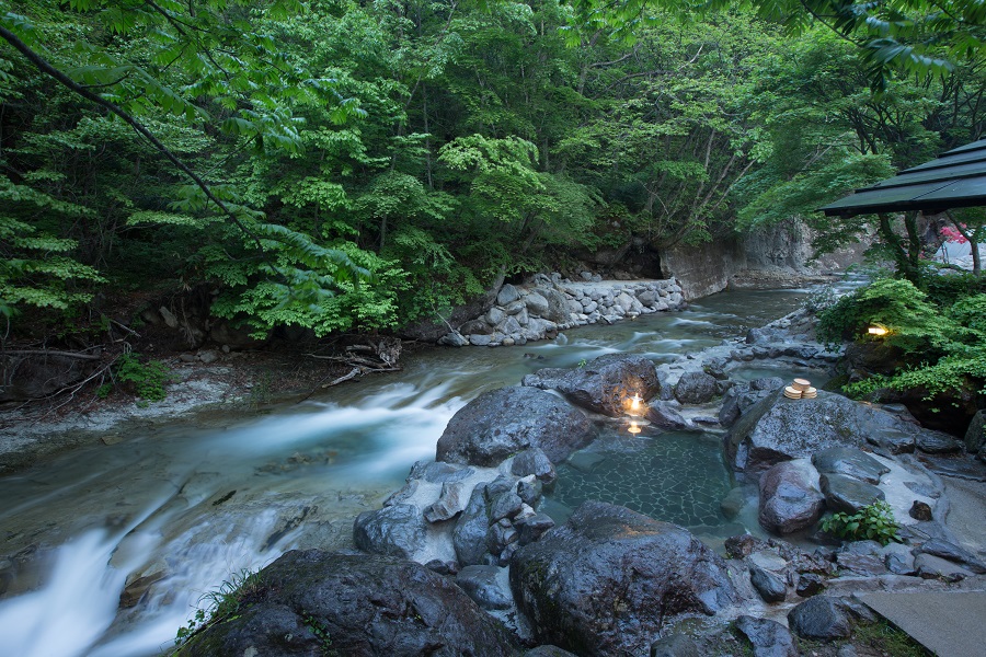 二岐温泉 大丸あすなろ荘 — 福島・天栄村 · 標高800mの渓流沿い、川床から湧く自噴の岩風呂