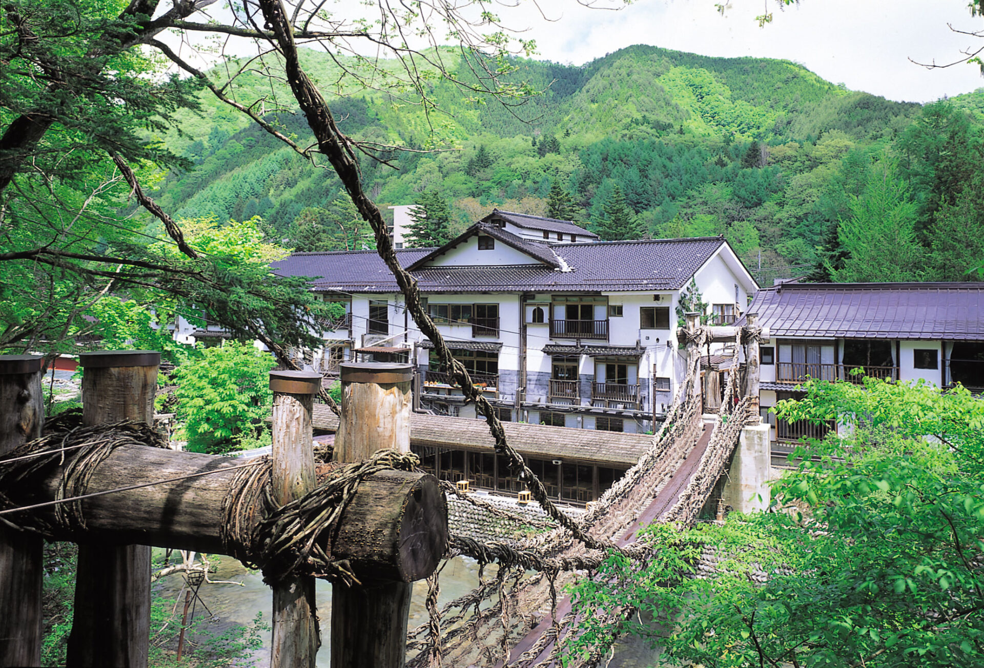 湯西川温泉 本家伴久 — 栃木・日光市 · かずら橋の先に建つ平家直孫の宿、寛文六年創業
