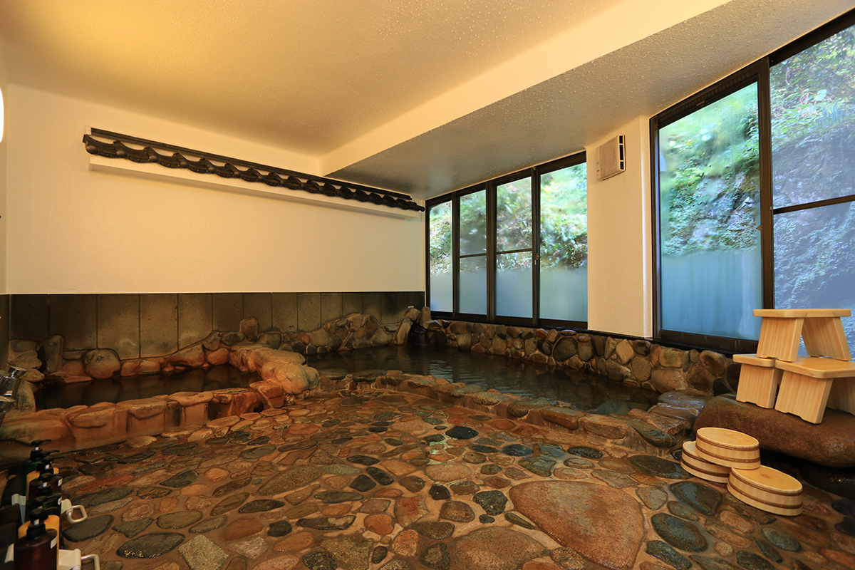 のがわや旅館 — 大田市温泉津町 · 石見銀山の湯町に建つ大正創業のかけ流し宿の岩風呂