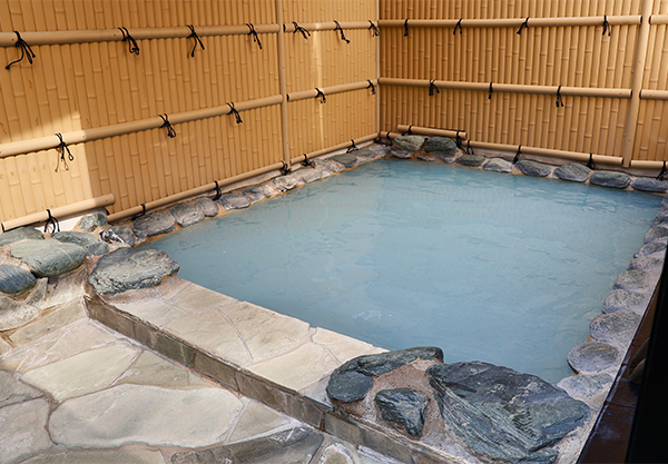 多田温泉 白龍館 — 益田市多田町 · 大正五年創業、百年湧き続ける酸性冷鉱泉の露天
