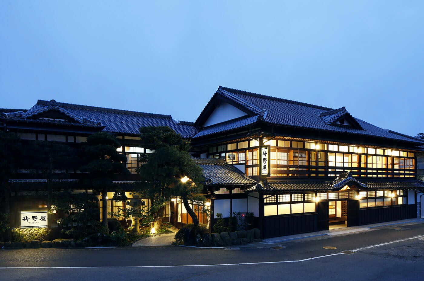 竹野屋旅館 — 出雲市大社町 · 出雲大社正門前に建つ明治十年創業の老舗旅館
