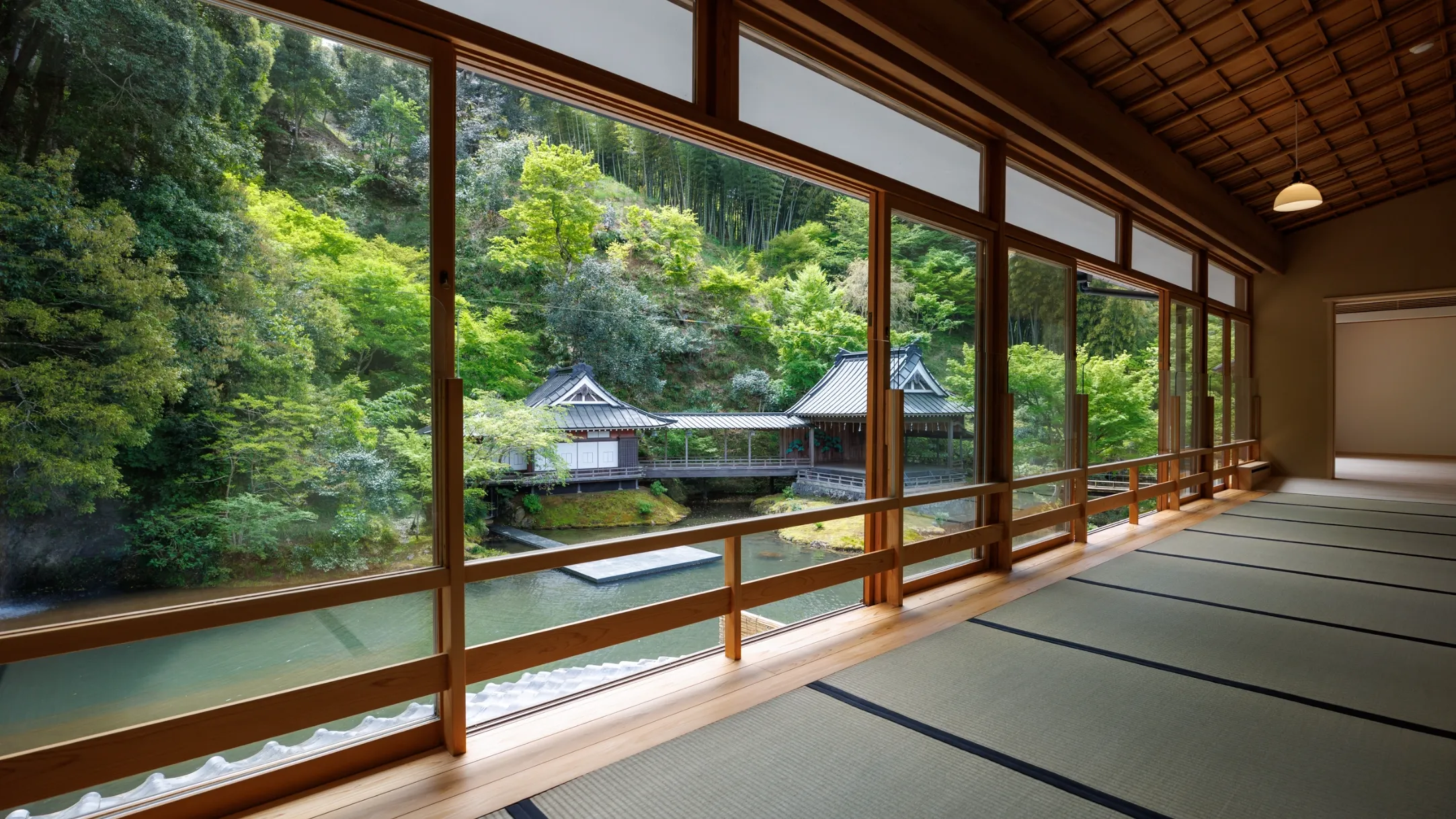 あさば — 静岡県伊豆市 · 修善寺温泉、池庭越しに能舞台と楓を望む畳の廊