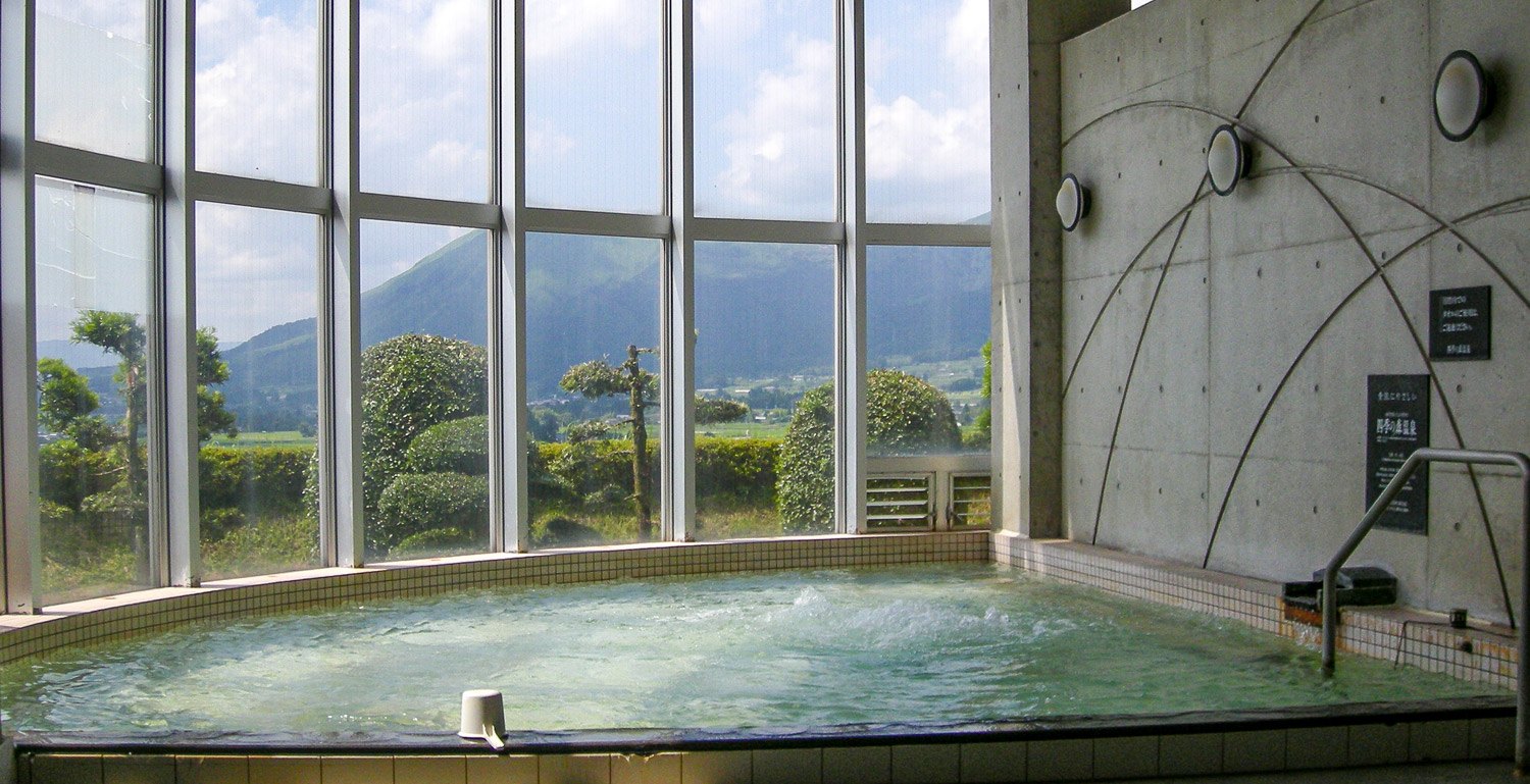 南阿蘇久木野温泉 四季の森 — 南阿蘇村久石 · 全室から望む阿蘇五岳の眺め