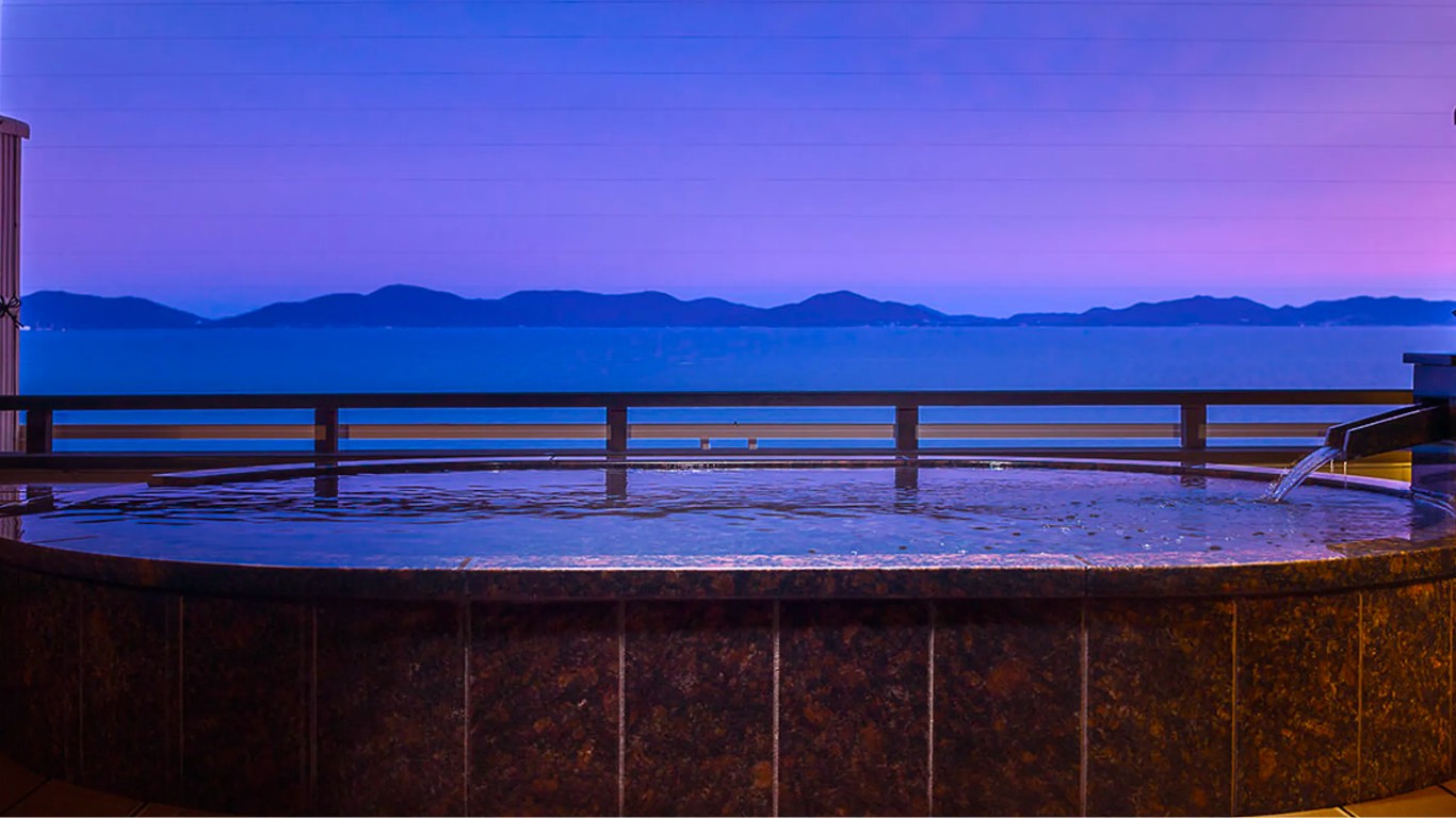 旬景浪漫 銀波荘 — 蒲郡・西浦温泉 · 三河湾を見下ろす高台の展望風呂と海辺の会席