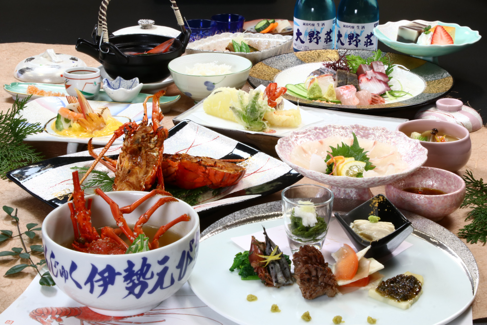 伊勢えび・あわびが専門の宿 大野荘 — 御宿 · 伊勢海老と地魚を並べた活磯料理の膳