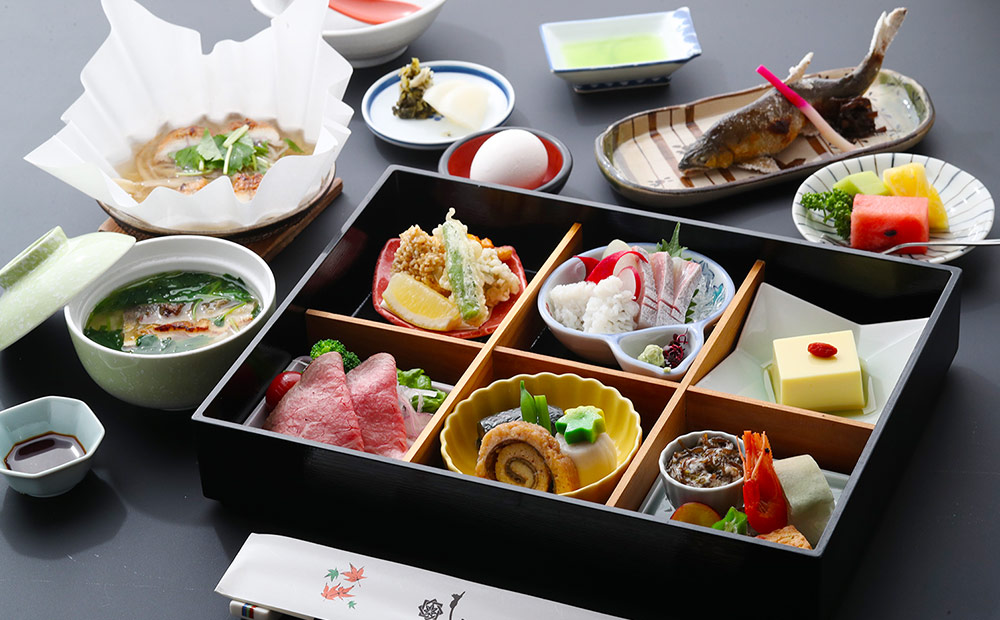 もみぢ家別館 川の庵 — 高雄・清滝川 · 私設吊り橋の先に構える離れの料理旅館