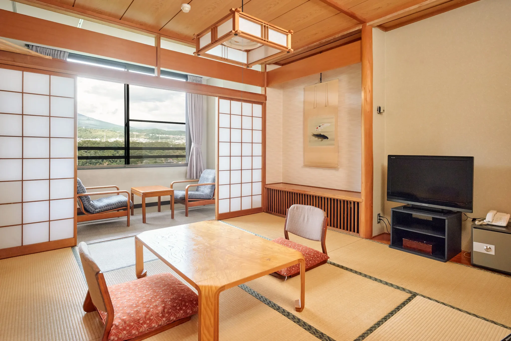 布引温泉こもろ — 小諸・城下の高台 · 浅間連山を一望する高台の温泉宿、大露天から雪嶺と城下町を望む客室