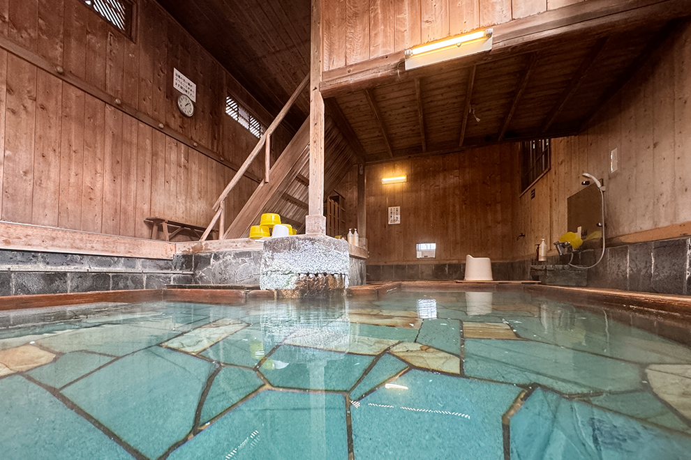 まるほん旅館 — 群馬・沢渡温泉 · 床壁天井すべて檜造りの湯小屋と石張りの浴槽
