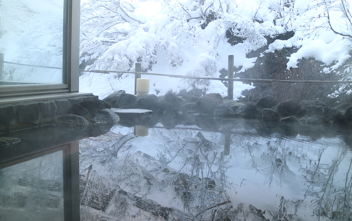 酒の宿 玉城屋 — 新潟・松之山温泉 · 雪見の露天風呂と湯気立つ谷あいの景