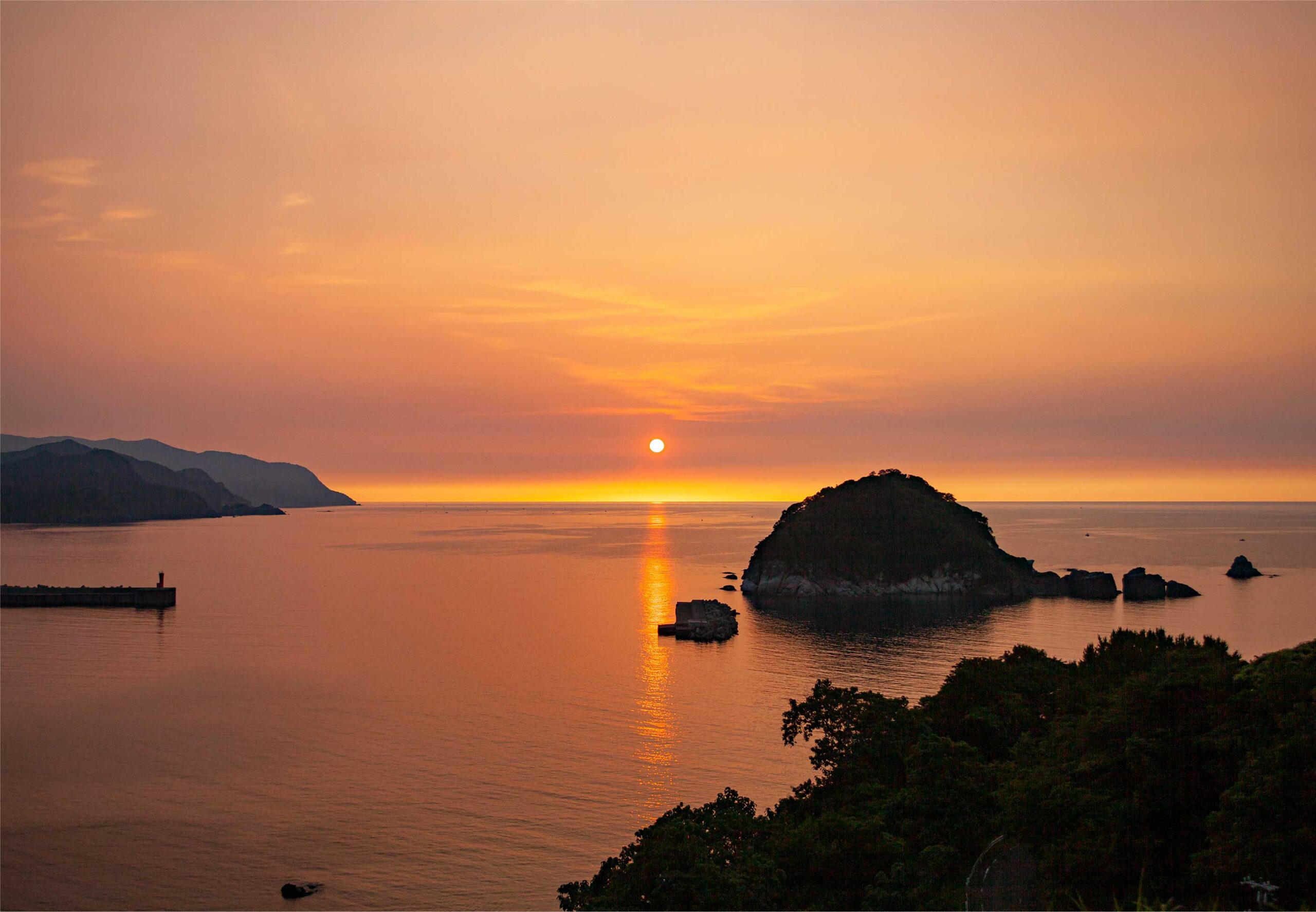 夕凪の丘 — 香美町香住・今子浦 · 日本海に沈む夕陽と今子浦の海、日本夕陽百選の段丘の宿