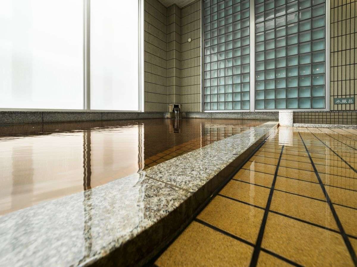富士ホテル — 音更・十勝川温泉 · 加水加温なしの植物性モール泉、琥珀色の内湯