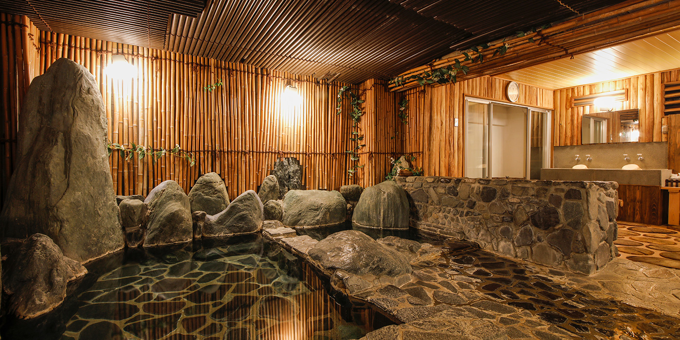 元禄旅籠 油屋 — 岡山県真庭市湯原温泉 · 巨石を組んだ内湯、地下から湧く源泉を引く岩風呂