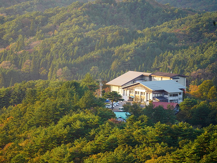 蒜山なごみの温泉 津黒高原荘 — 岡山県真庭市蒜山下和 · 深い森に囲まれた津黒高原の里山の宿を俯瞰