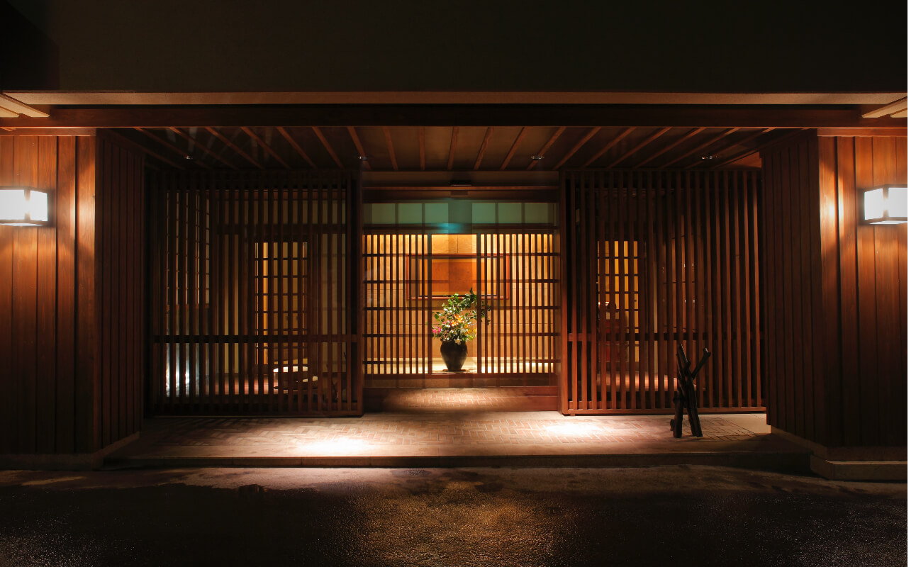 時音の宿 湯主一條 — 木造本館の外観