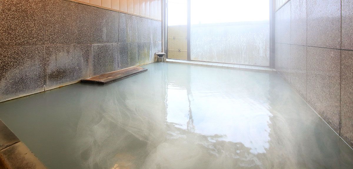 ホテルニュー下風呂 — 青森県風間浦村下風呂 · 浜湯の源泉を引く青白く濁る硫黄泉の大浴場