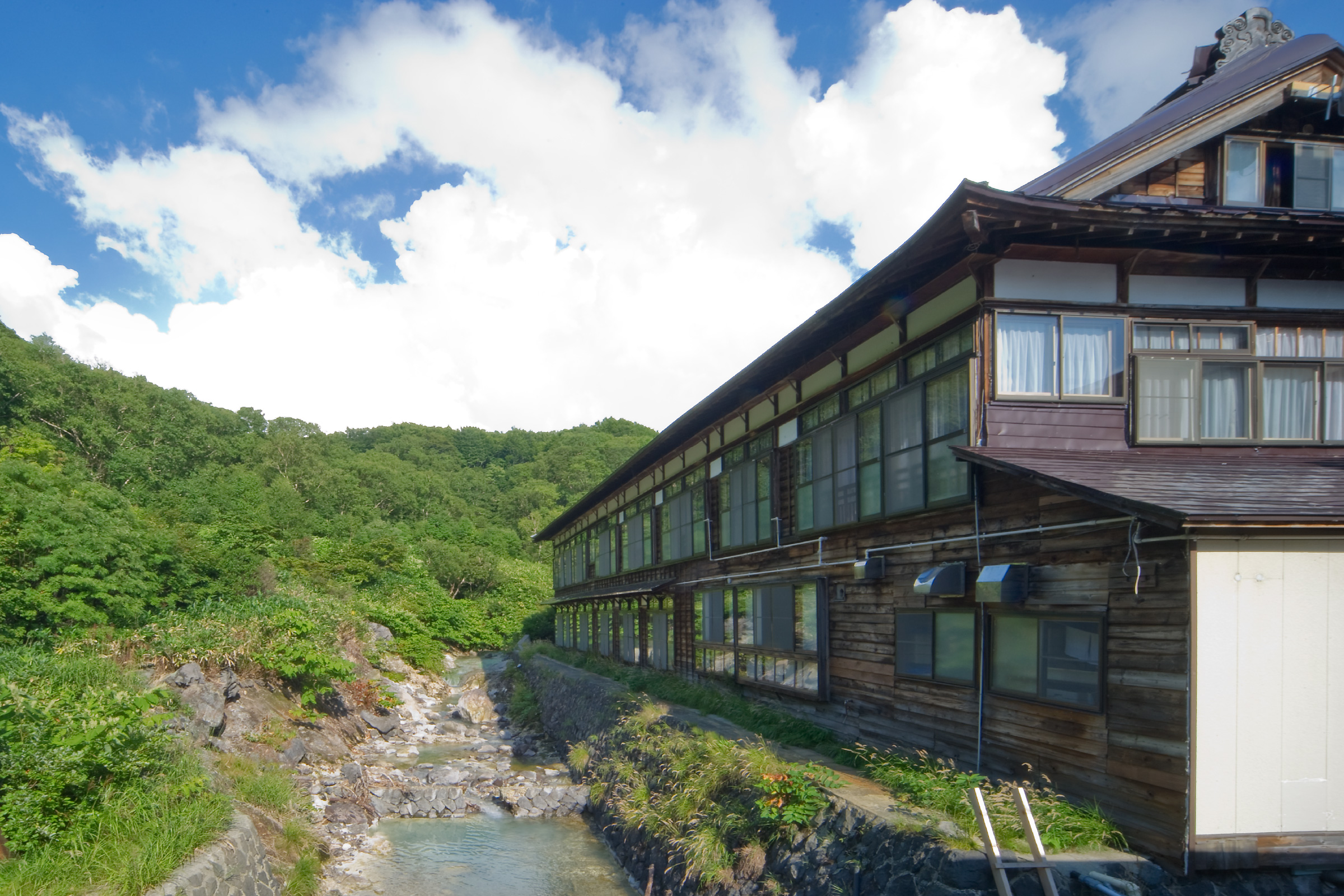 酸ケ湯温泉旅館 — 青森・八甲田山麓 · 標高900mの渓流沿いに立つ総ヒバの湯治宿