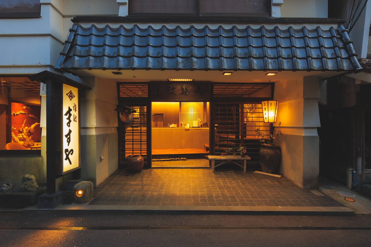 旅館ますや — 島根県大田市温泉津 · 明治43年創業、木造三階建ての料理旅館の門口と行灯看板