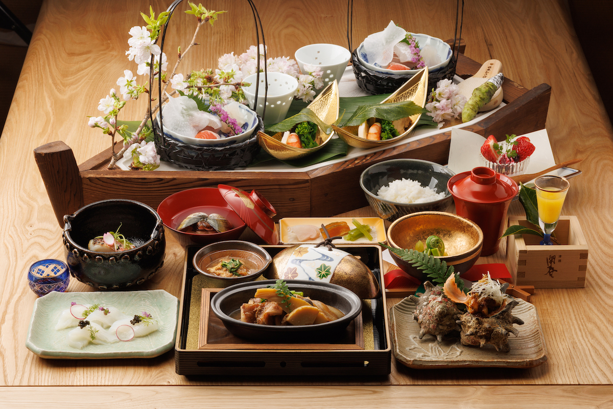 旅館ますや — 客室で供される会席 · 当日仕入れの天然魚を中心に十品ほどを組む膳