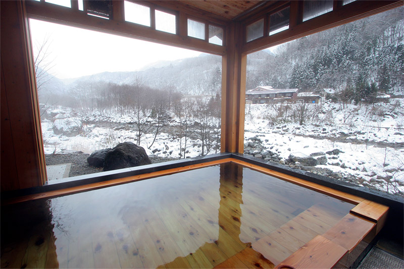 槍見の湯 槍見舘 — 新穂高温泉(蒲田川源流) · 土蔵造り離れタイプ客室あり(2棟)、蒲田川沿いに露天七種