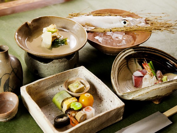 唐津の料理宿 松の井 — 唐津市東唐津 · 烏賊の活き造りを添えた唐津懐石、唐津焼の器に盛られた玄界灘の膳
