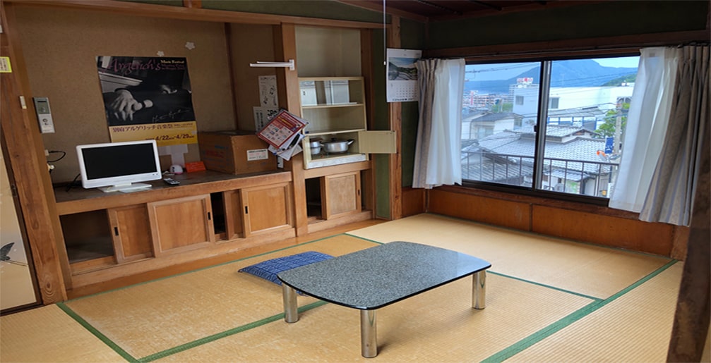 入湯貸間 陽光荘 — 全室和室の客室 · ノスタルジックな畳の間に布団を延べる昔ながらの貸間