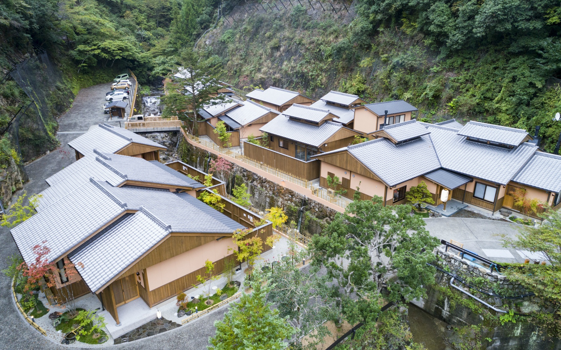 湯乃谷 千慶 — 奈良県吉野郡十津川村・湯泉地温泉、離れ九棟の全景と渓の緑