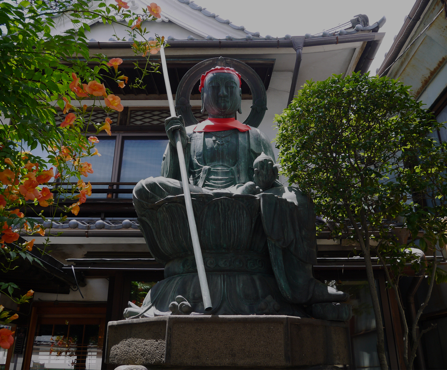 地蔵館 松屋旅館 — 長野市元善町・仲見世通り 善光寺仲見世に建つ延命地蔵尊を守る参詣宿