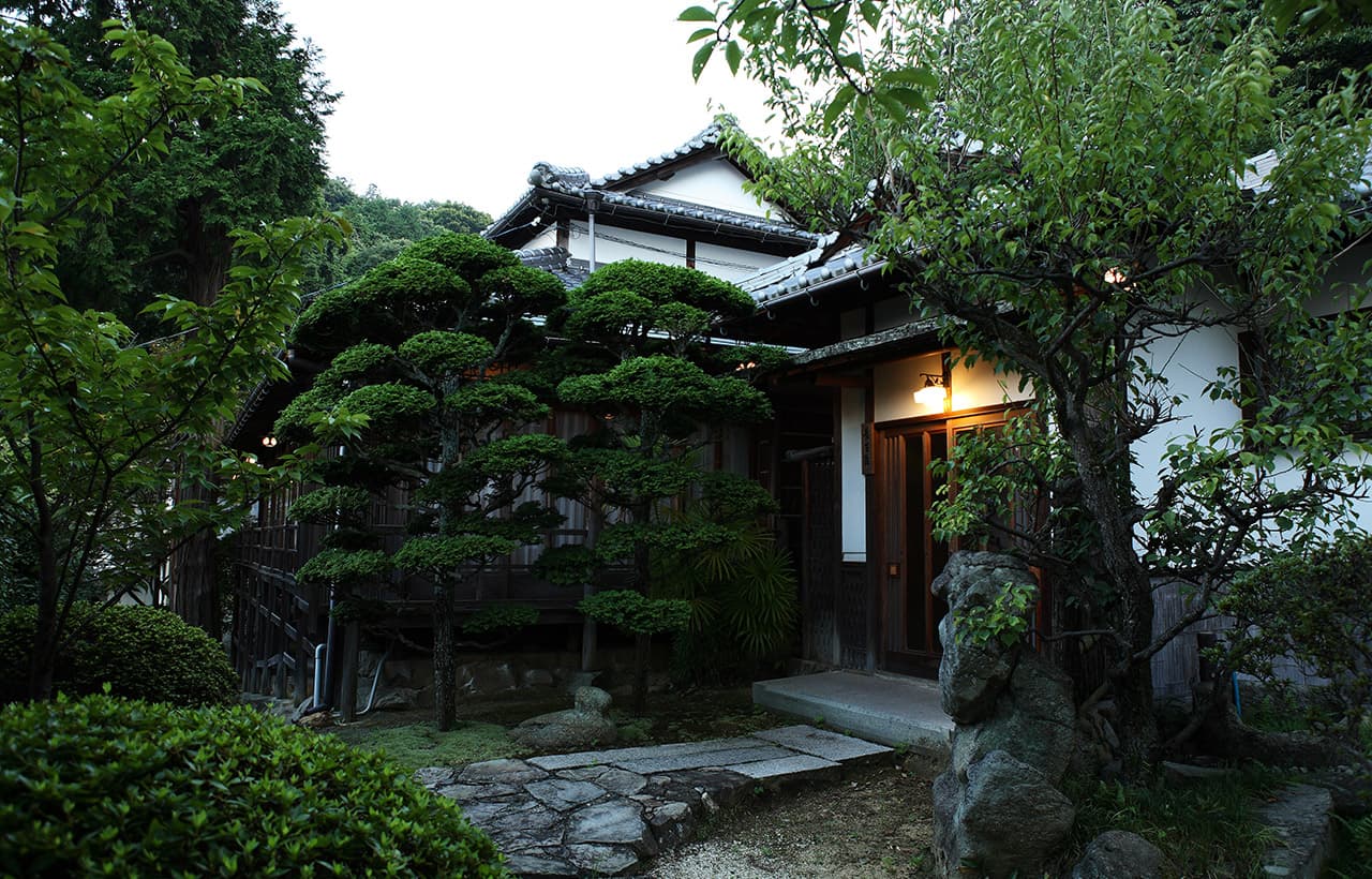 琴平花壇「長生殿」 — 香川県仲多度郡琴平町 · 一九五一年にこの地へ移された数寄屋造りの離れと前庭の松
