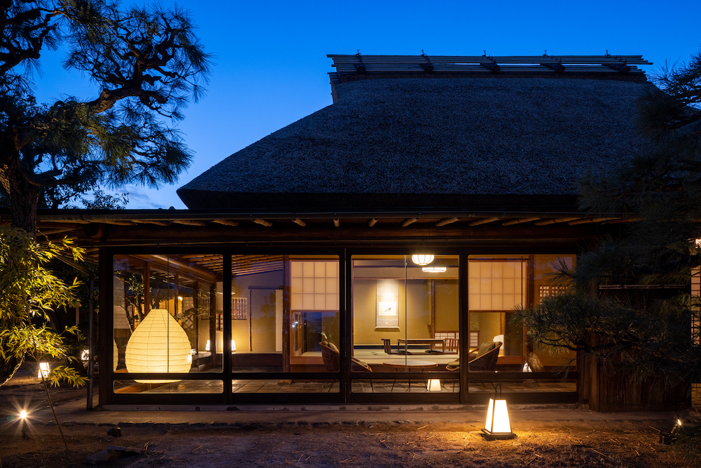 Ryokan 尾道西山「藁の家」 — 広島県尾道市 · 引き船で移築された茅葺の日本家屋、障子越しに灯りの漏れる離れ