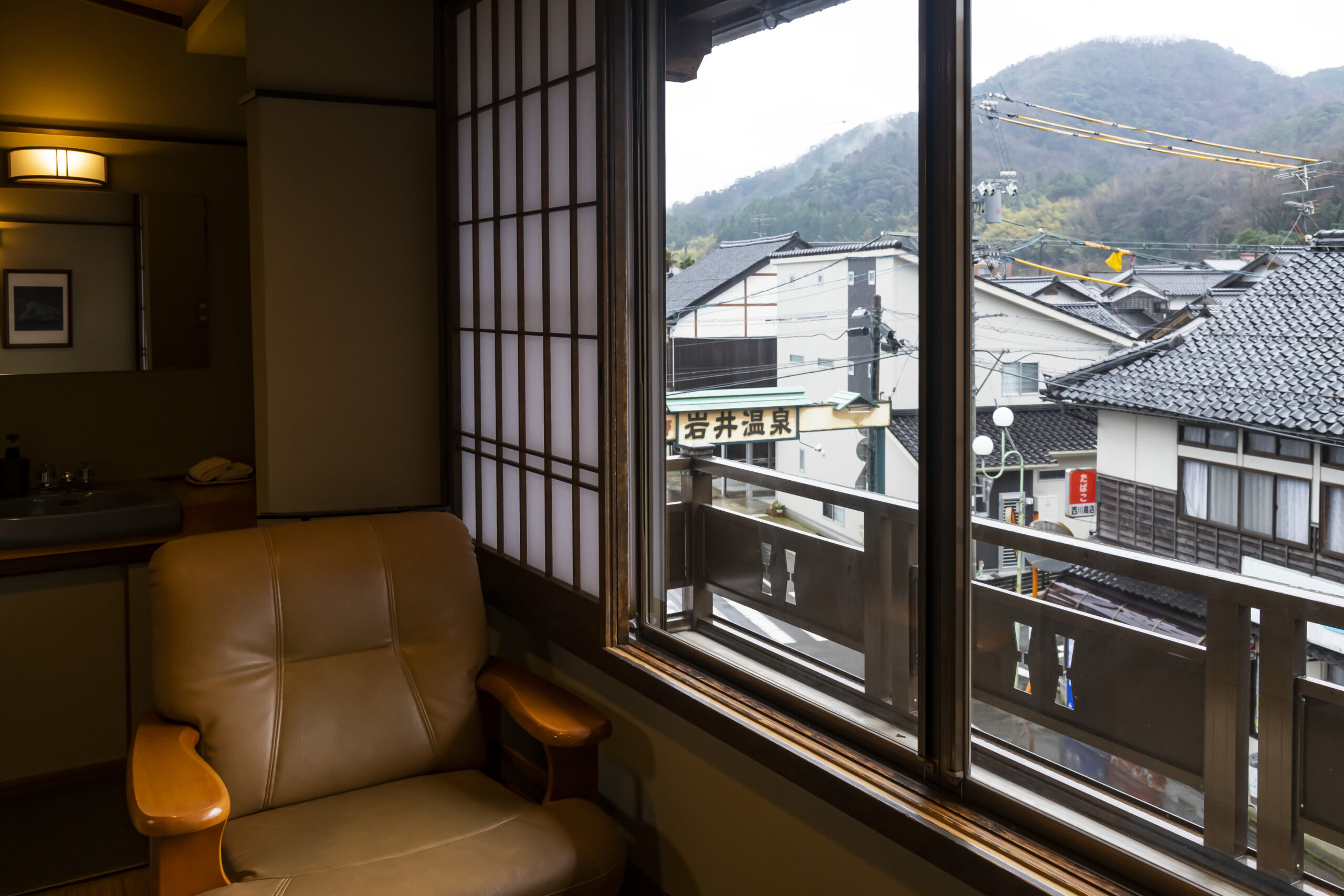 岩井屋 — 客室の障子越しに望む岩井温泉の町並みと谷を囲む山並み
