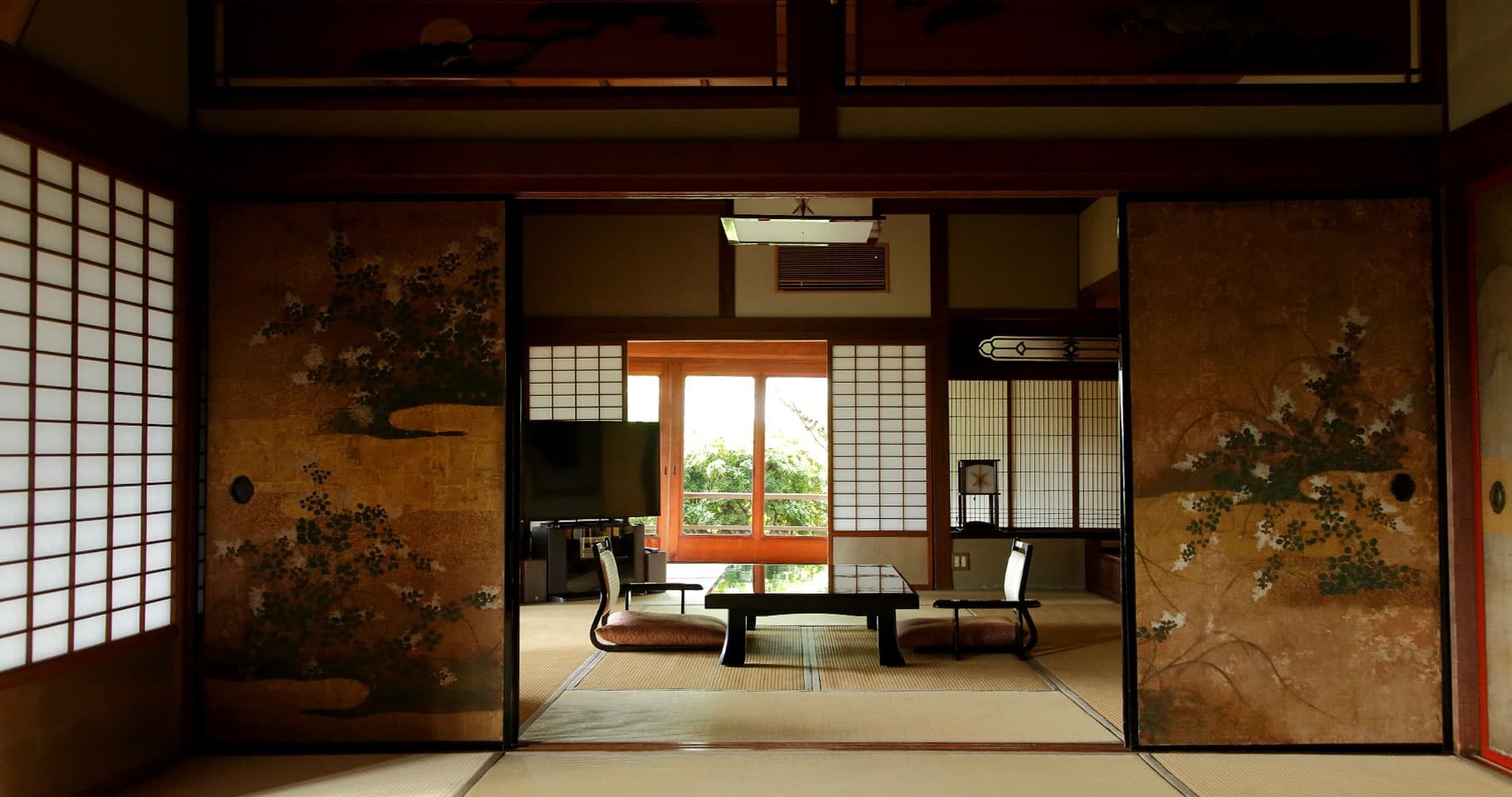 琴平花壇 — 香川・琴平 · 数寄屋造り離れ「長生殿」の座敷、金地の襖絵と欄間
