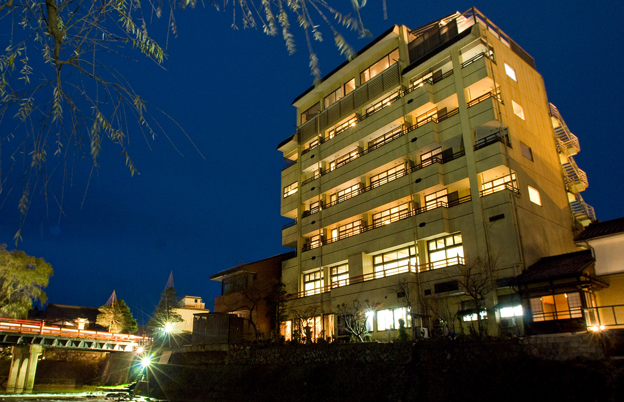 本陣平野屋 光風館 — 高山市本町 · 宮川の川端に灯をともす夜の外観と赤い中橋
