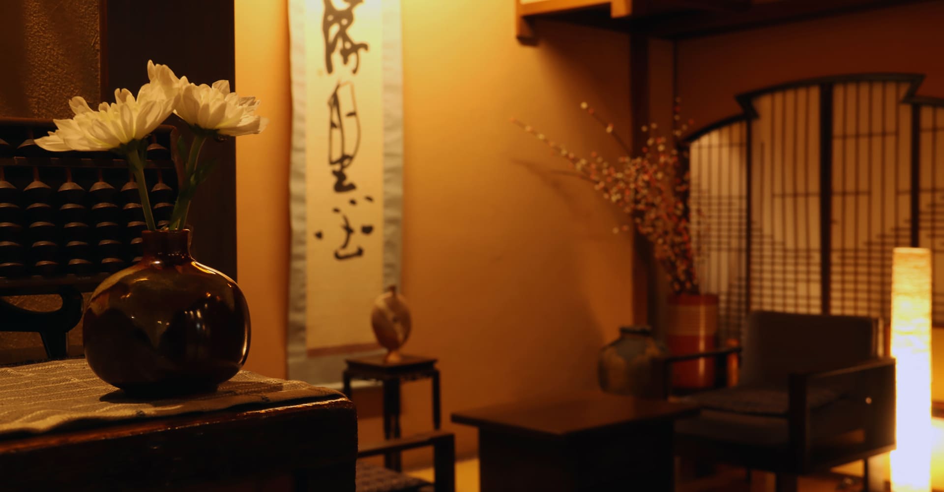 旅館 田邊 — 高山市相生町 · 昭和9年創業、帳場に算盤と掛軸を掛ける老舗旅館の一隅