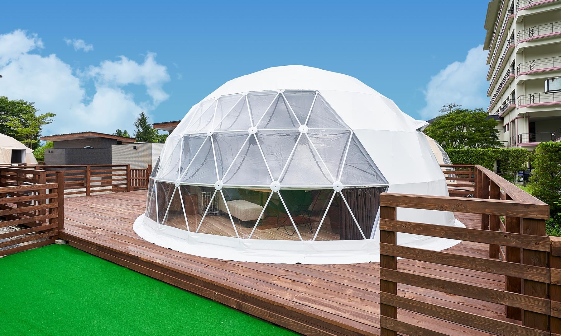GLAMPSEASON — 仙台市太白区秋保町 · 本館蘭亭の敷地に離して建てられたウッドデッキ付きドーム棟の外観